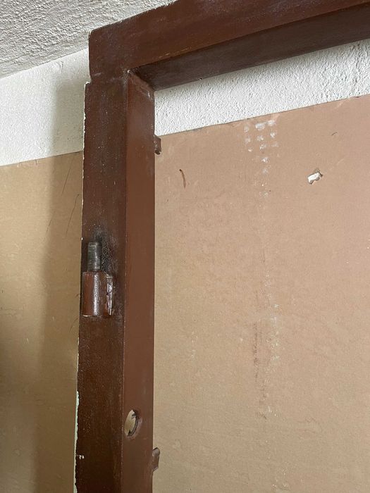 Масивна входна врата „старо желязо“ – двойно подсилена, с метална каса