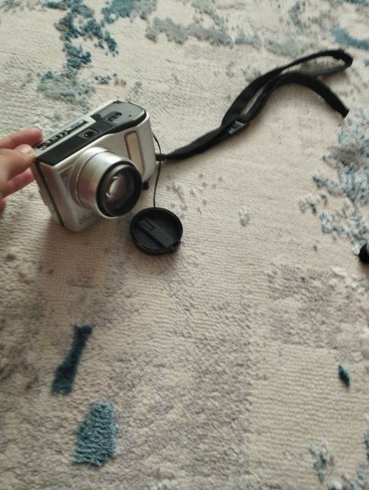 Продается оригинальный штатив