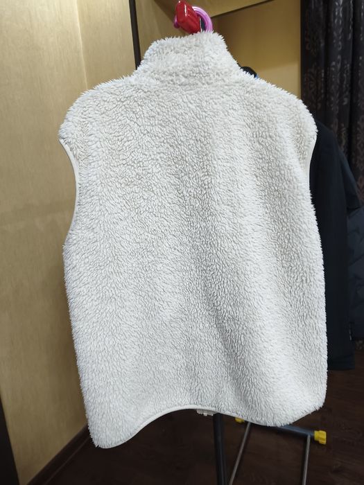 Стильный плюшевый жилет UNIQLO (Light Pile-Lined Fleece)