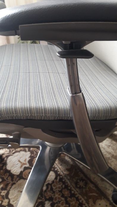 Ергономични офис столове "Knoll"-Life със регулираща лумбална опора.