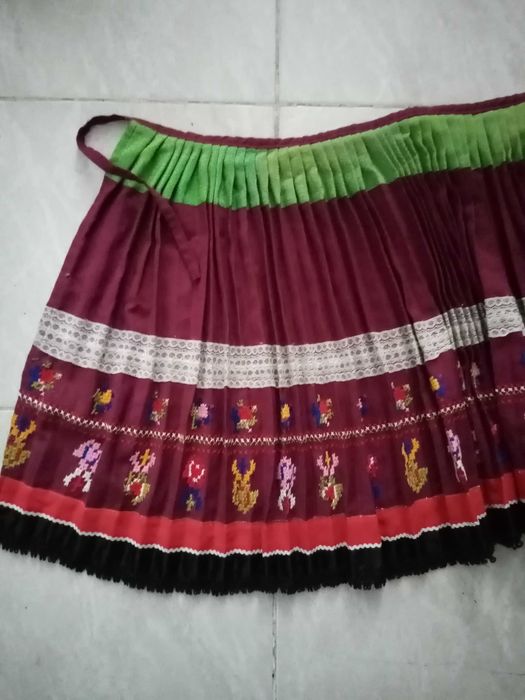 Женска народна носия-престилка и пищимал.