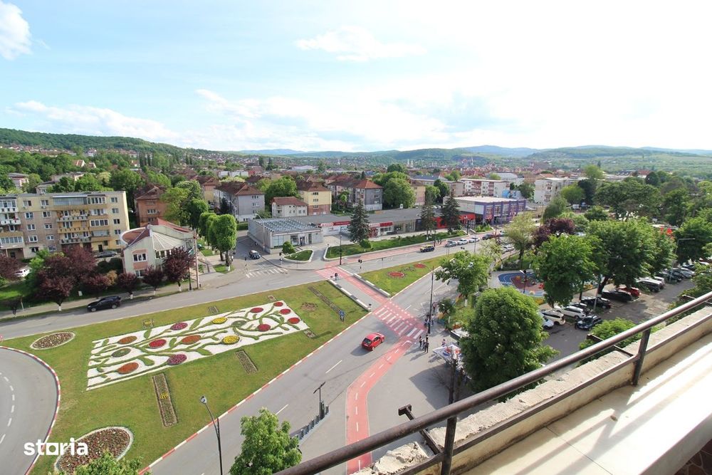 Închiriez apartament 3 camere în Hunedoara, Central-Bd. Dacia, 60mp...
