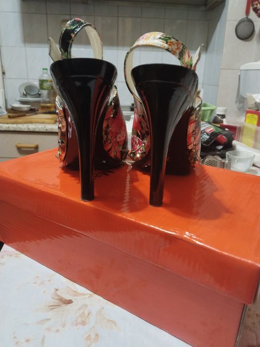 Продам босоножки