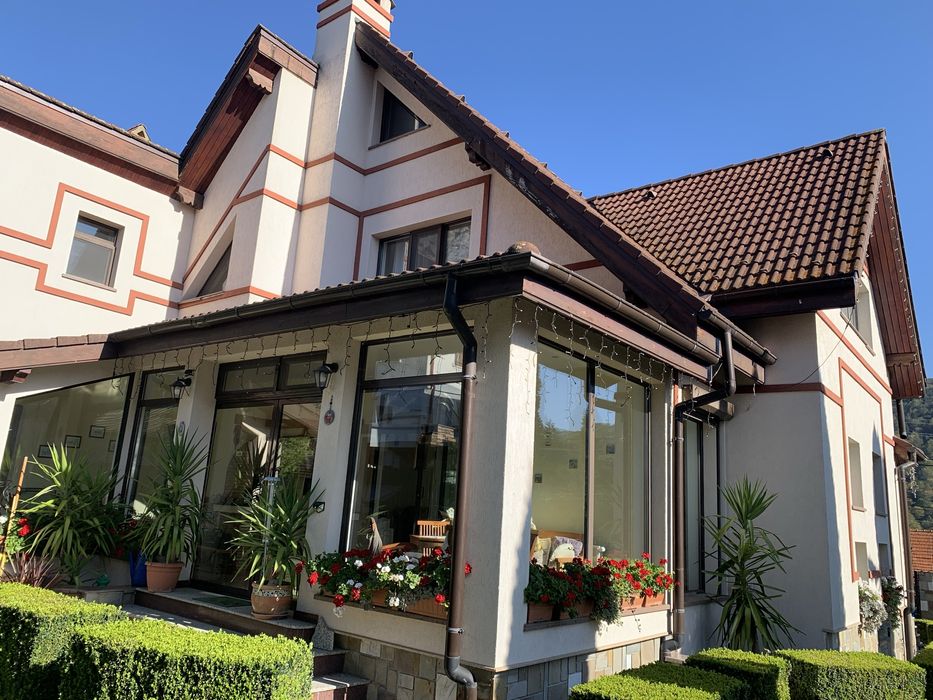 Vila Busteni-la liziera padurii