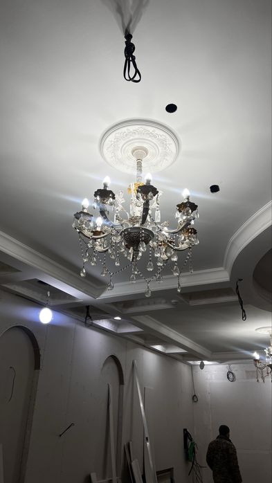 Продам люстру в зал очень подходит