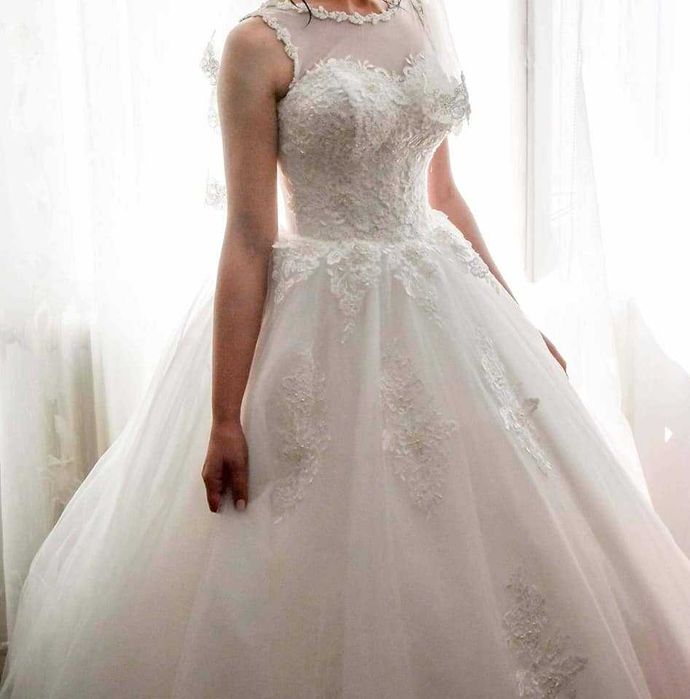 Rochie de mireasa + voal si cerc