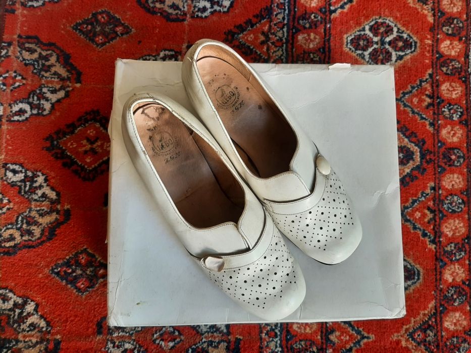 Oyoq kiyimlar sotiladi