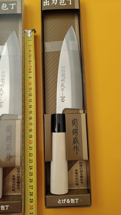 Cuțit profesional japonez
Lama de 15cm.