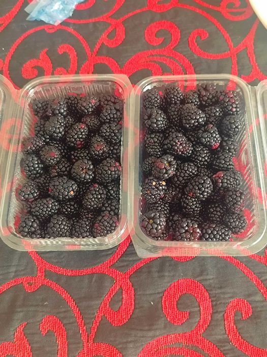 Vand mure, prune, mere și alte fructe