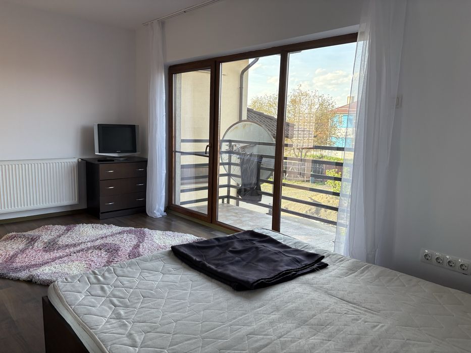 Inchiriez apartament cu o camera la casa