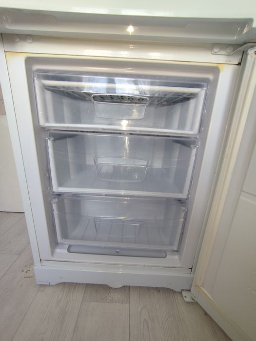 Продам холодильник indesit