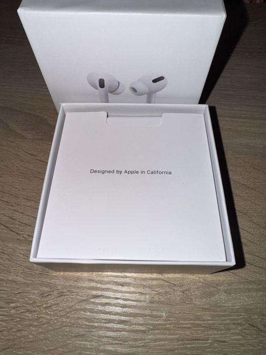 AirPods Pro  (MagSafe Charging Case)