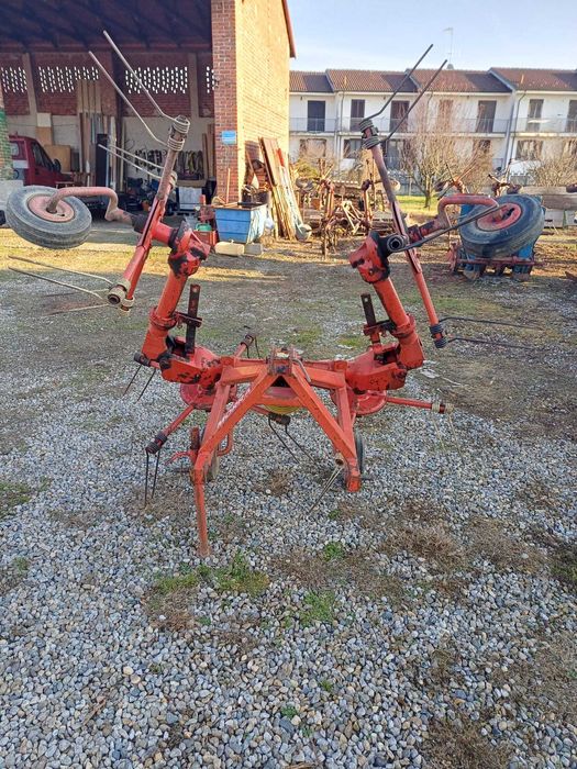 Greblă de împrăștiat si întors fân