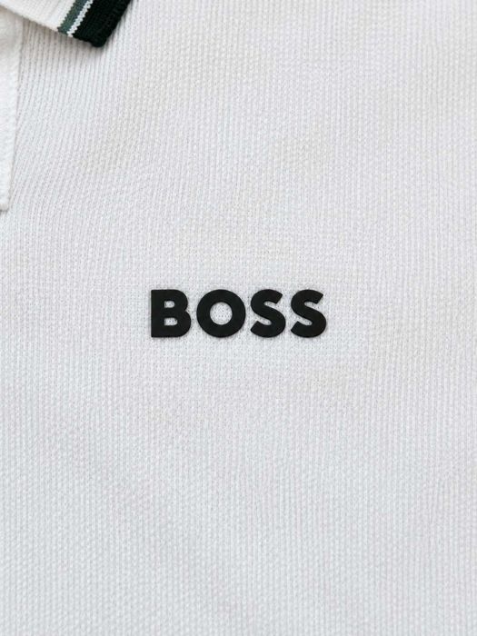Tricou polo BOSS Regular Fit alb cu logo brodat și detalii contrastante, mărimea M