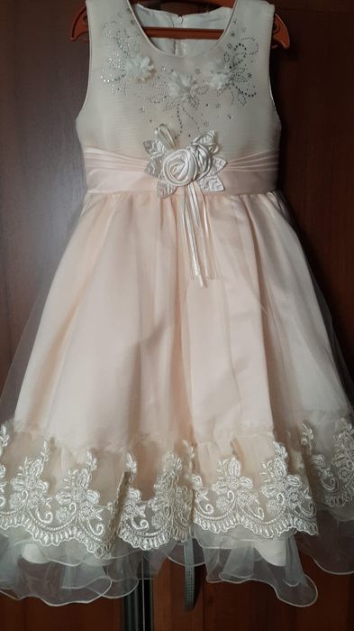 Продам платье на девочку 5-6 лет