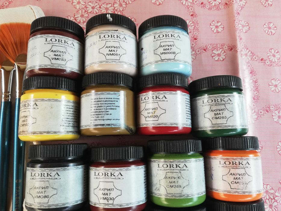 Бой и четки за рисуване