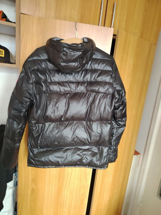 Vînd geacă  damă Canada Goose -marinea  M.  nouă !