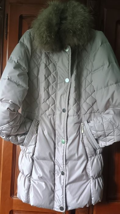 Vând geaca de toamna-iarna ,culoare crem,căptușită cu puf natural