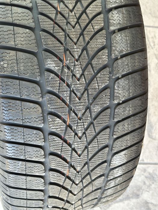 295/40/20 DUNLOP 4D Зимни гуми
