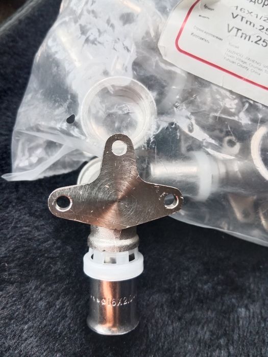 Водорозетка пресс 16х1/2