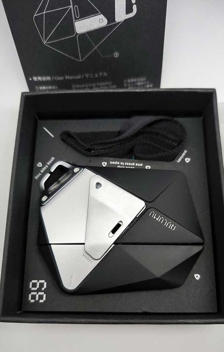 Защитен калъф за AirPods Pro 3 – метална защита и найлонова катарама