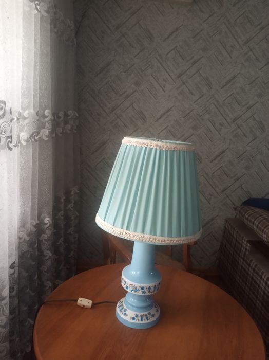 На стольная или на полная лампа