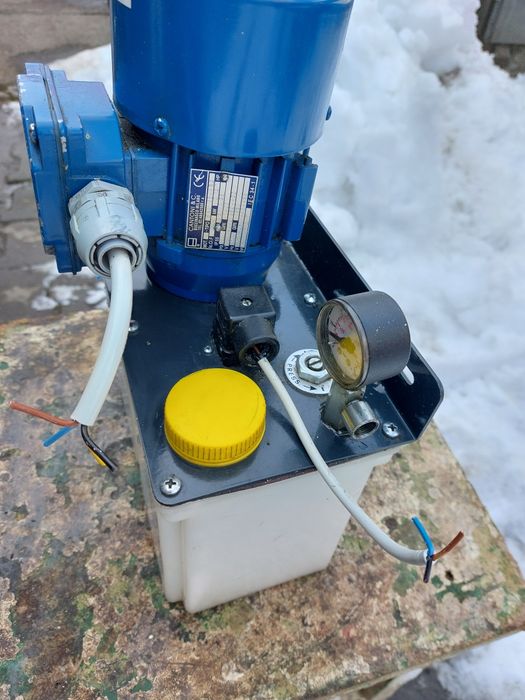 Vând pompe cu bazin