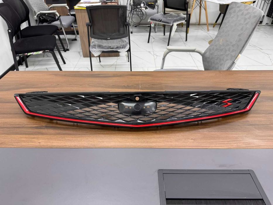 Geely Coolray верхняя решетка радиатора