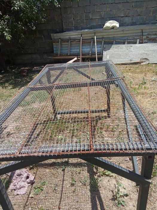 Продается стол прочный