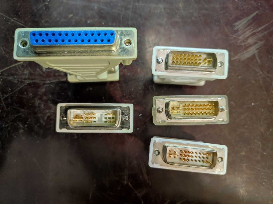 Продават се различни активни / пасивни видео конвертори / адаптери