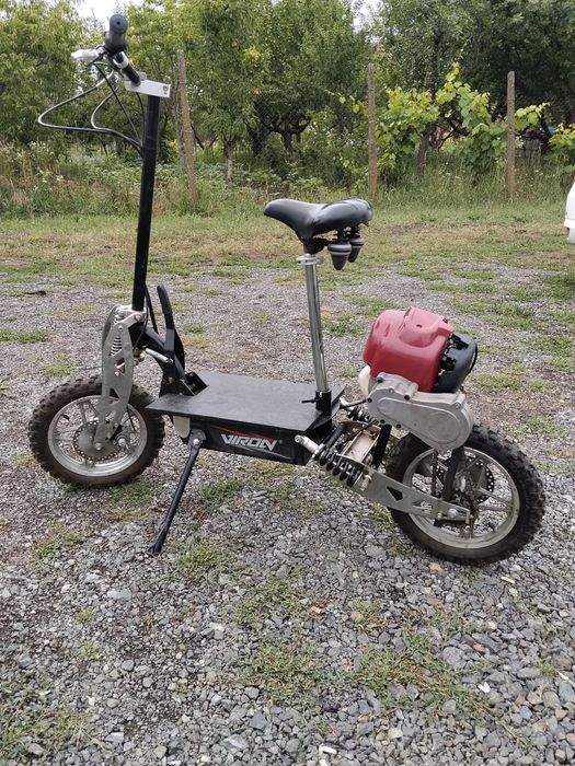 Trotineta cu motor benzina