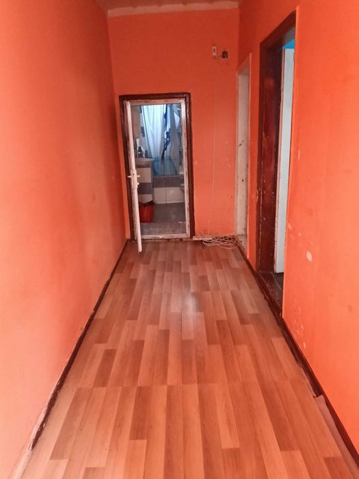 1582-Двуетажна къща със санитарни помещения на всеки етаж в кв "Варош"