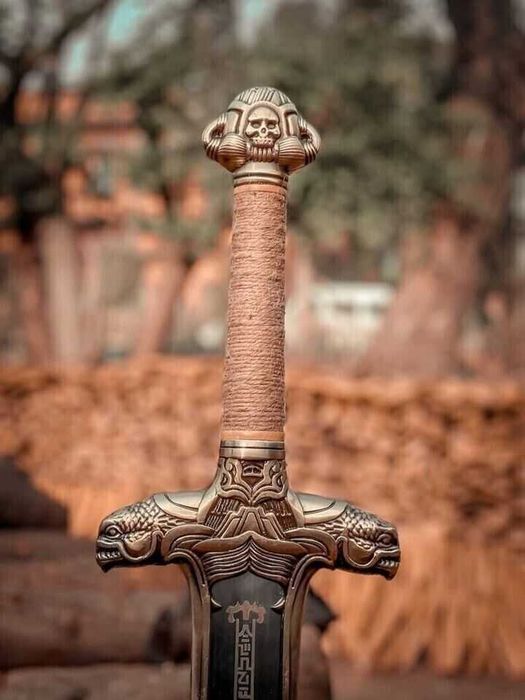 Меч с поставка Конан Варварина Conan the Barbarian Atlantean Sword