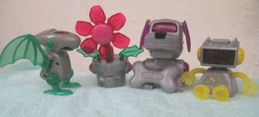 игрушки пластмассовые