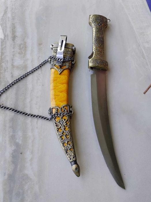 Продавам Турска кама с кания и инкрустации в отлично състояние.