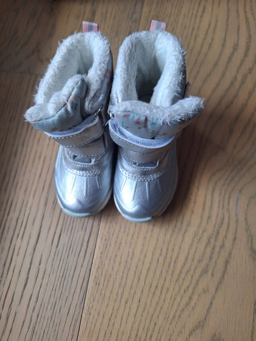 Cizme îmblănite si impermeabile de zăpadă