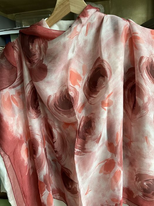 Копринени шалове - аксесоар към всяка дреха