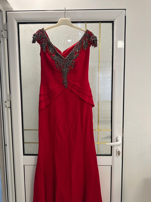 Елегантна червена официална рокля