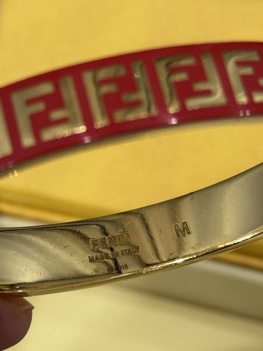 Браслет от бренда Fendi