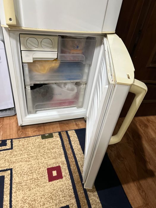 Продам холодильник Двухкамерный