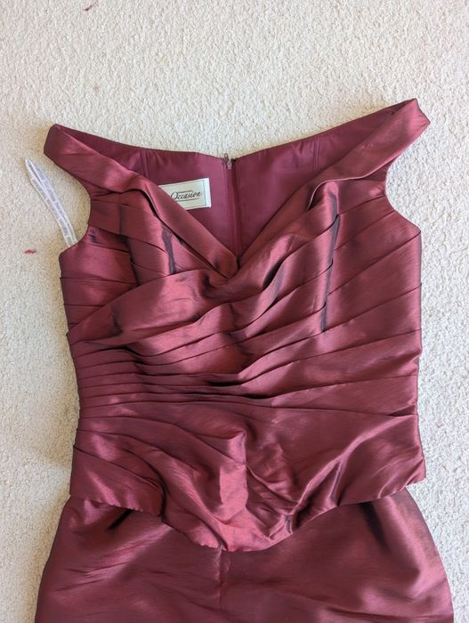 Ținuta de gală, din tafta, roșu burgundi, mărimea 36-38.  Corsetul  pică pe umeri,fusta e tip sirena