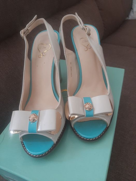 Нови сандали Caprice и Axel