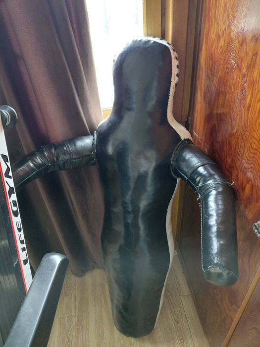 Боксерский манекен.