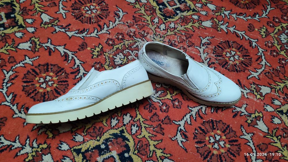 Продам кроссовки, лоферы.