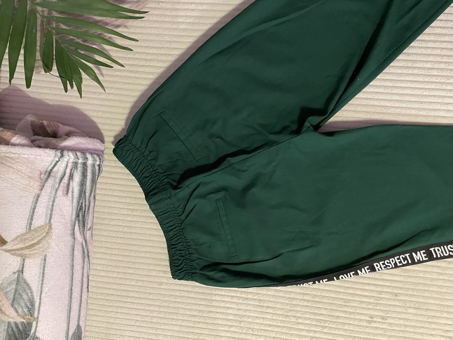 Зелен панталон от bershka