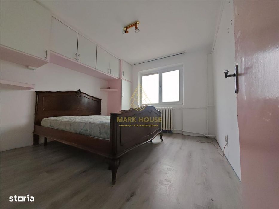 Apartament cu 3 camere de vanzare, zona Milcov