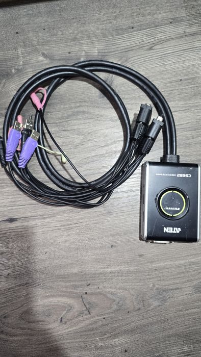 Устройство за използване на два компютъра с един монитор KVM