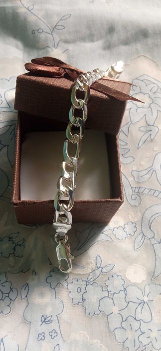 Масивна, сребърна гривна. Класически модел за мъж.В кутия.