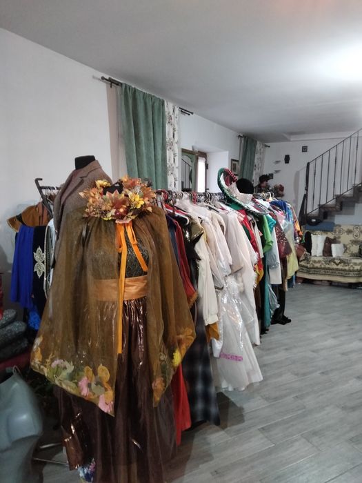 Spre vânzare ,,costume pentru serbări.