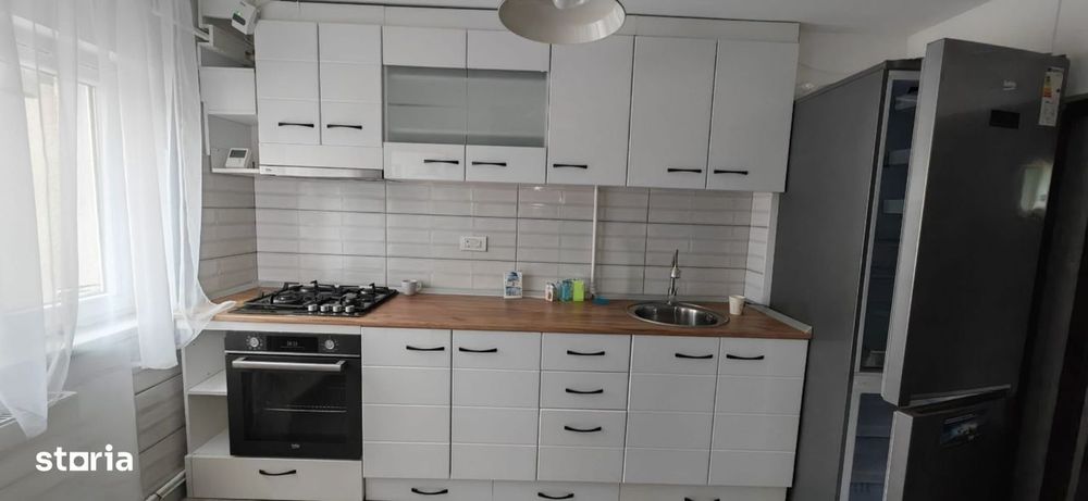 Inchiriez apartament 3 camere | parcare | AC | stație STV